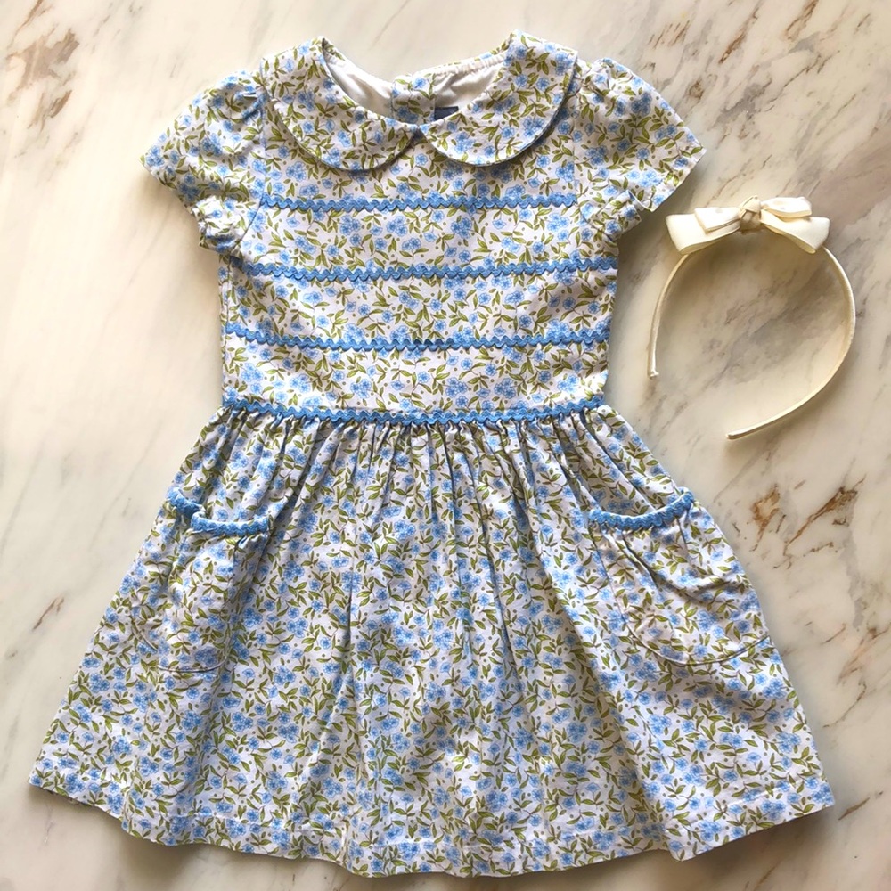 Cute classy dress with 2 side pockets.